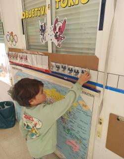 Infantil en Tokio aprendiendo el conteo